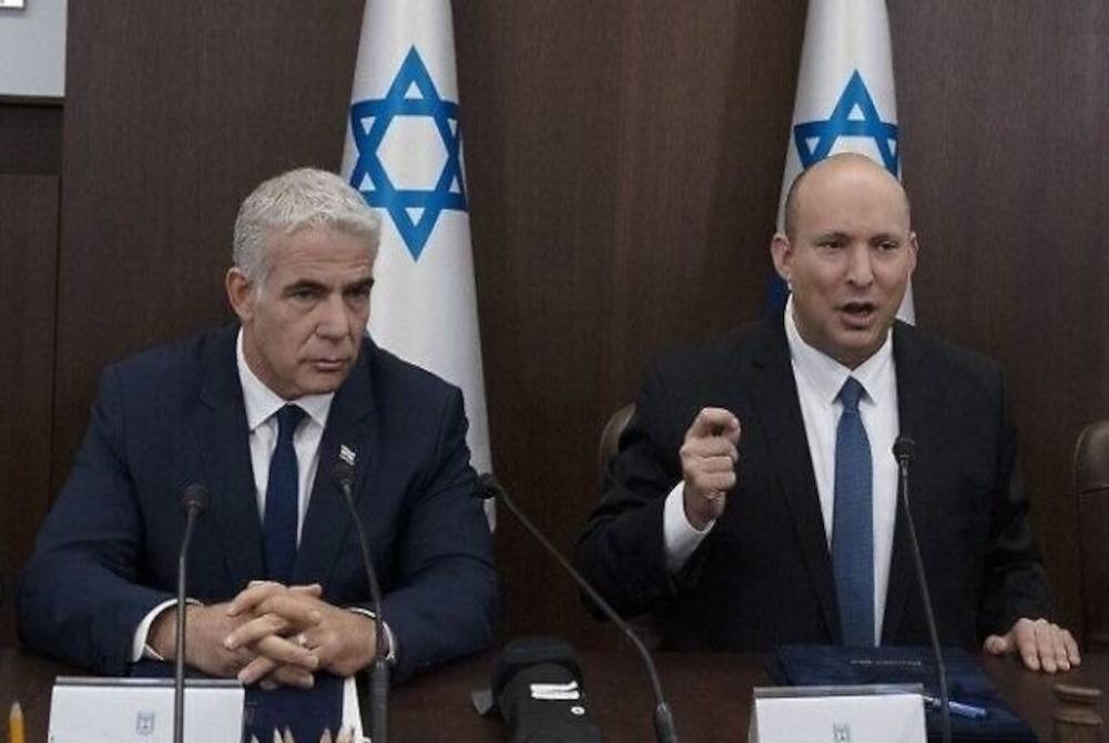 Yair Lapid (kiri) menjadi Perdana Menteri menggantikan Naftali Bennett pada bulan lalu. - Foto AFP