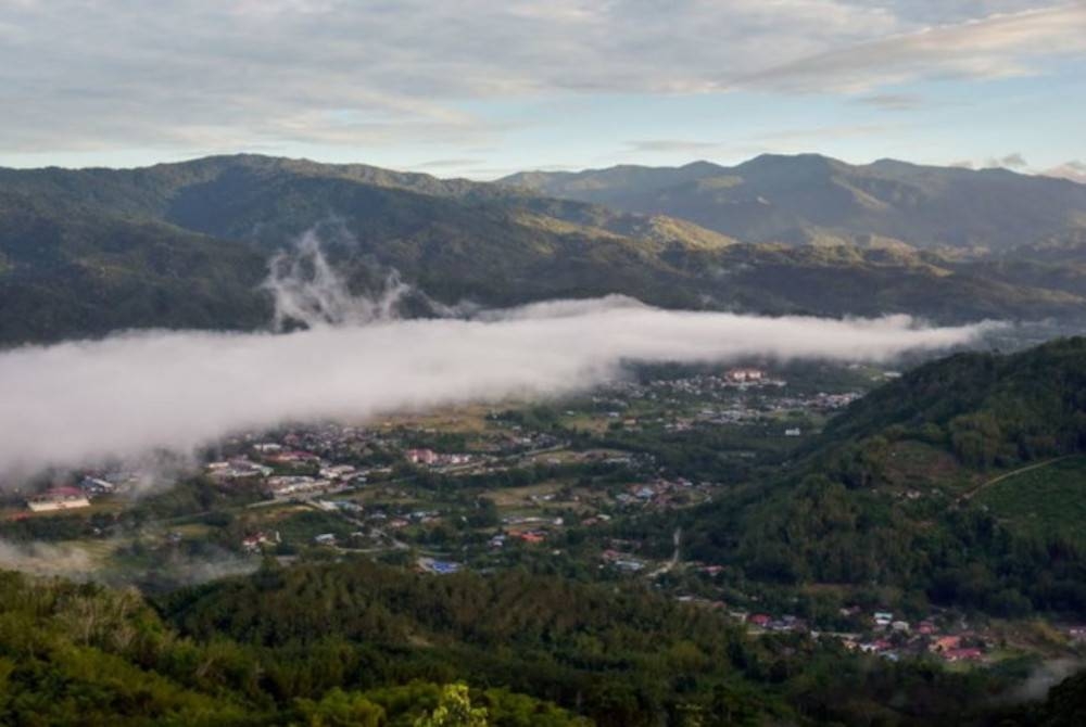 Banjaran Crocker terdiri daripada hutan terpelihara merupakan kawasan tadahan air dan sumber alam semula jadi. - Foto Bernama