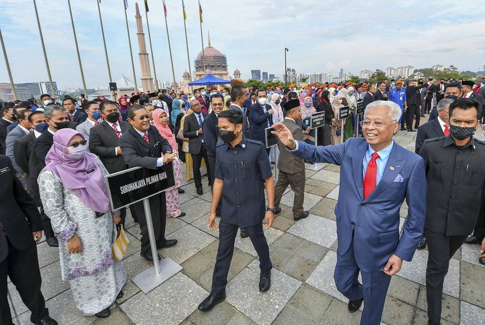 Perdana Menteri, Datuk Seri Ismail Sabri Yaakob melambai tangan kepada warga kerja JPM selepas menyampaikan amanat kepada warga kerja itu di Dataran Perdana Putra pada Selasa. - Foto Bernama
