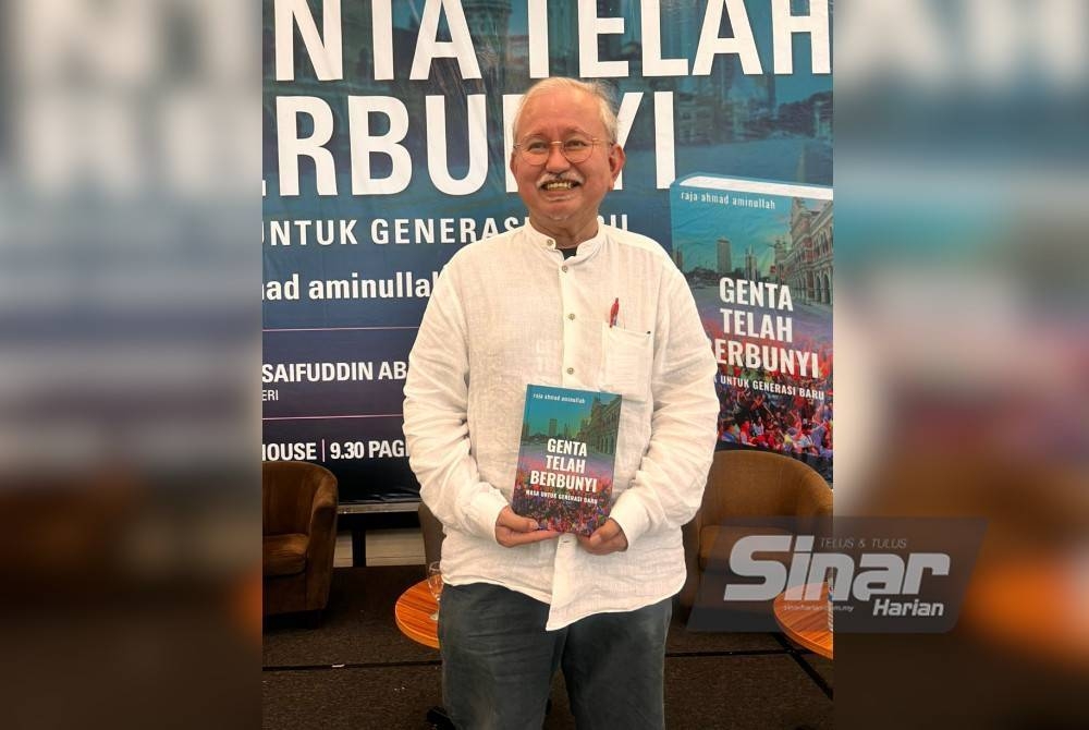 Raja Ahmad bersama karya baharunya bertajuk Genta Telah Berbunyi: Masa Untuk Generasi Baru.