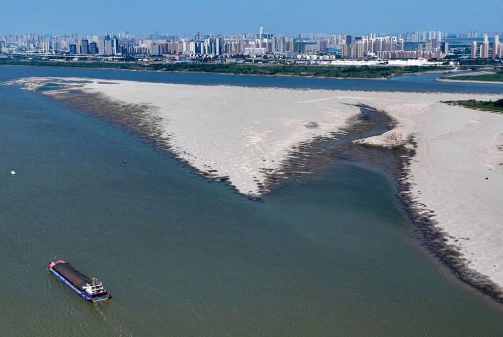 Sungai Yangtze di Wuhan, wilayah Hubei berada pada paras paling rendah untuk tahun ini sejak rekod dikumpulkan pada tahun 1865. - Foto ImageChina