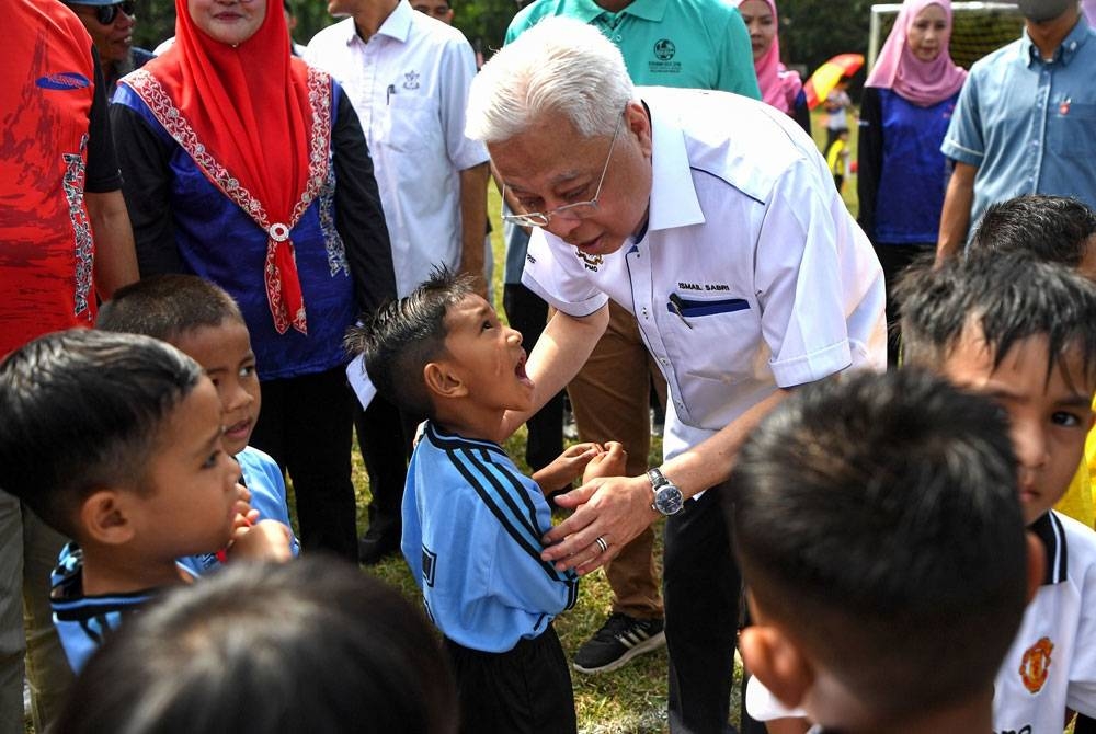 Ismail Sabri beramah mesra bersama kanak-kanak Tabika Kemas ketika hadir Majlis Perasmian Program Jom Masuk Kampung dan Hari Potensi Kemas Parlimen Bera Padang Sekolah Menengah Felda Triang 3. - Foto Bernama