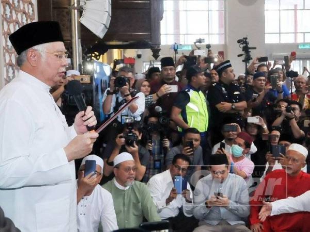 Pada malam Ahad, Najib Razak melakukan sumpah mubahalah di Masjid Kampung Baru selepas selesai solat hajat dan doa munajat bersama jemaah di masjid berkenaan. 