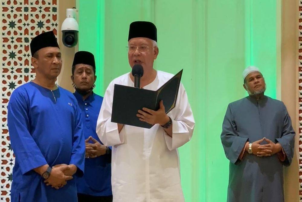 Najib melafazkan sumpah di Masjid Kampung Baru, Kuala Lumpur pada malam Ahad menjelang minggu terakhir rayuan kesnya di Mahkamah Persekutuan.