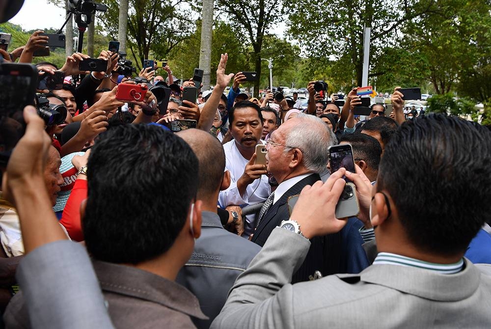 Najib bertemu para penyokongnya yang setia menunggu di luar. -Foto Bernama