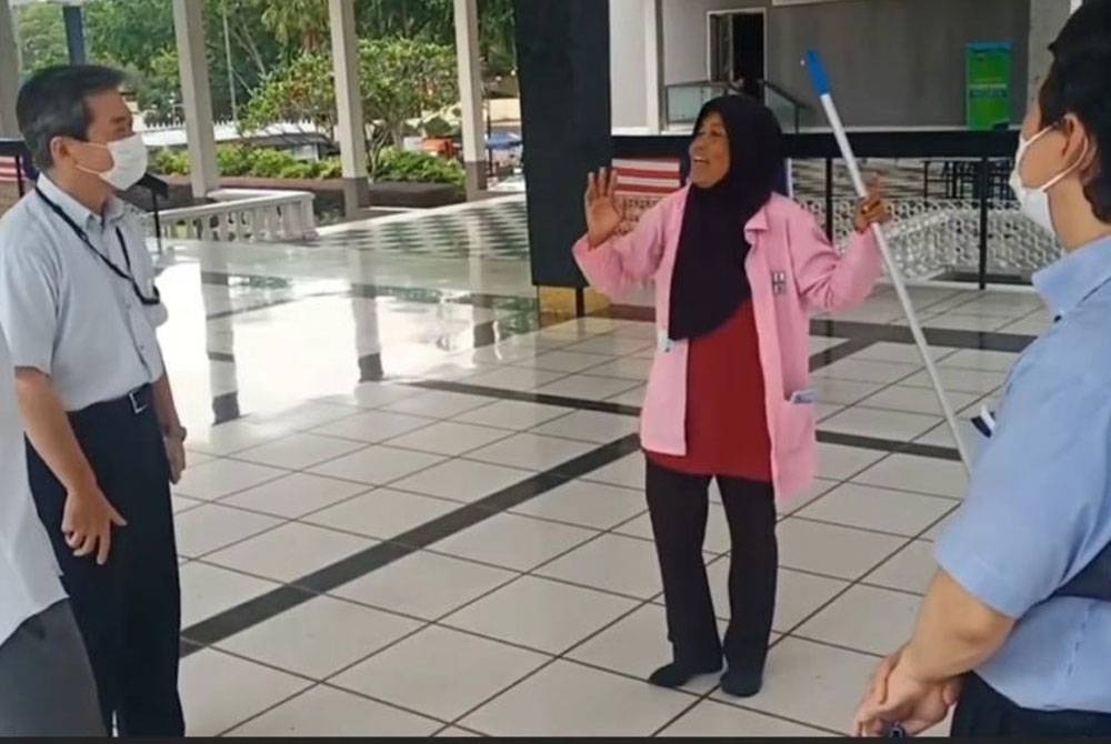 Kepetahan &#039;mak cik cleaner’ di Masjid Negara, Kuala Lumpur yang bertutur bahasa Jepun, Inggeris dan Melayu tersebar di media sosial minggu ini.