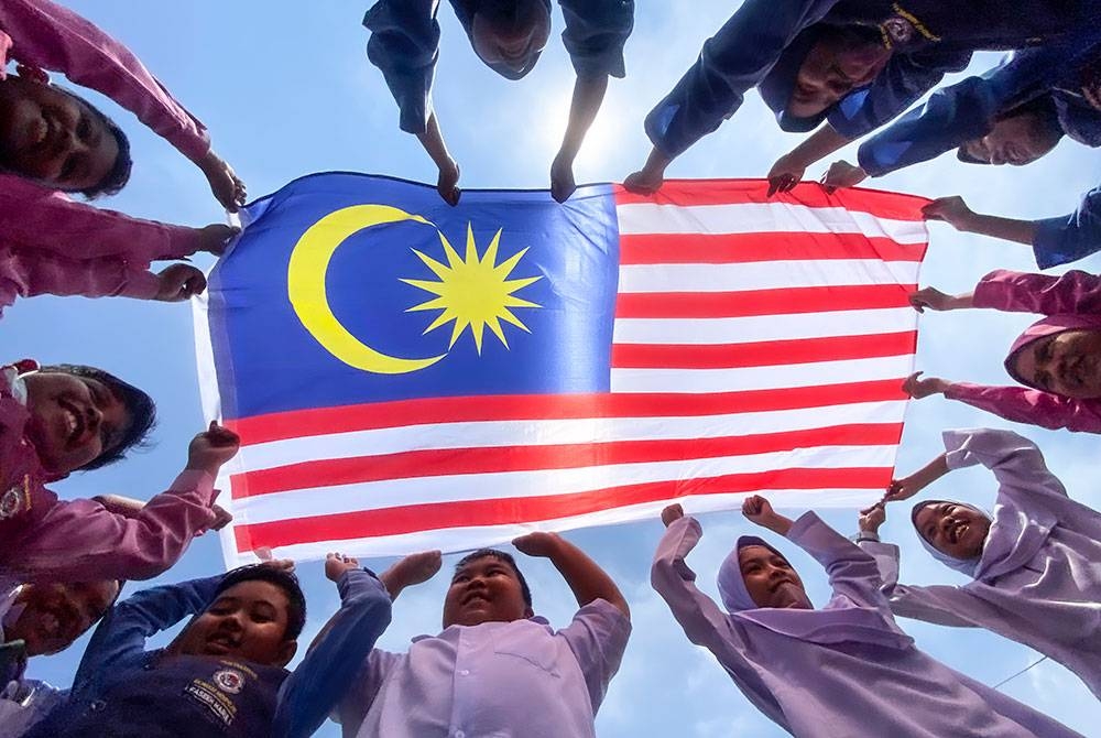 Bawalah bendera itu ke mana-mana kerana ia adalah warna-warna yang mencerminkan diri kita sebagai warga Malaysia.