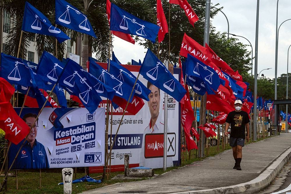 Perang bendera Parti Barisan Nasional (BN) dan Pakatan Harapan (PH) -Foto Bernama