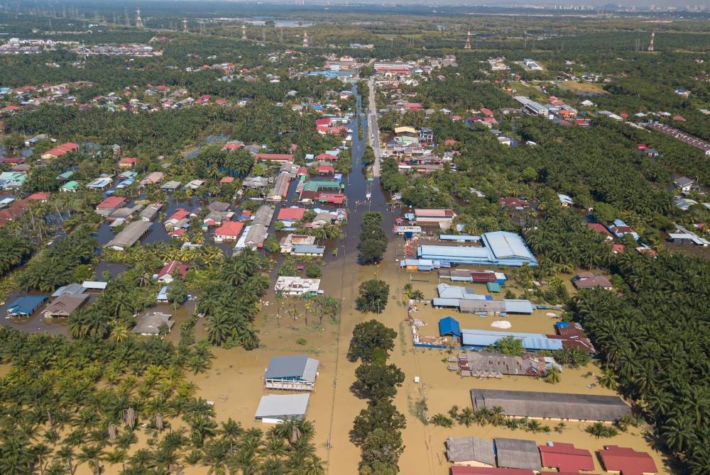 Pemandangan kawasan banjir yang menyebabkan kerosakan infrastruktur dan kawasan perumahan di Bukit Changgang, Sepang. Gambar diambil pada 21 Disember 2021. - Foto 123RF