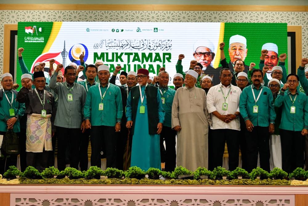 Presiden Pas, Tan Sri Abdul Hadi Awang (tengah) bersama Mursyidul Am Pas., Datuk Hashim Jasin serta barisan pimpinan Pas bergambar pada Muktamar Tahunan Pas Ke-68 di Kompleks PAS Kedah malam Ahad. - Foto Bernama