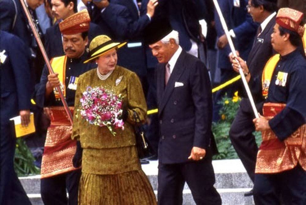 Ratu Elizabeth II memainkan peranan dalam memberi kemerdekaan kepada negara. -Foto: warisanpermaisuri.blogspot.com