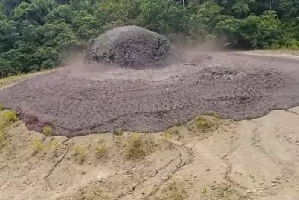 Gunung berapi lumpur yang berlaku di Taman Hidupan Liar, Tabin, Lahad Datu, Sabah.