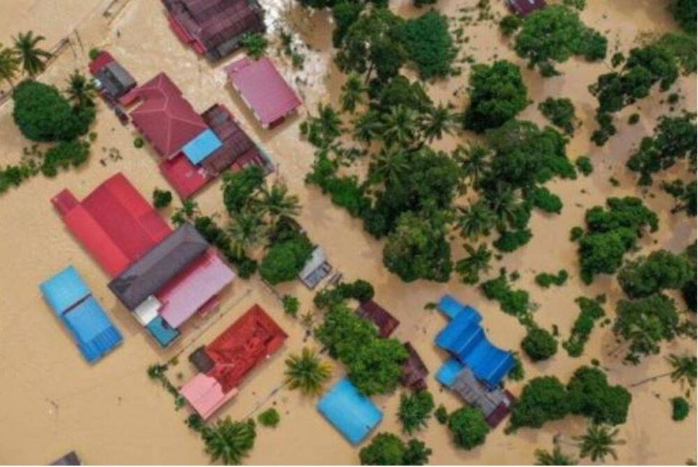 Impak banjir mengakibatkan ribuan kediaman ditenggelami air sehingga ke paras bumbung meninggalkan kesan trauma yang sukar dilupakan. - Gambar hiasan.