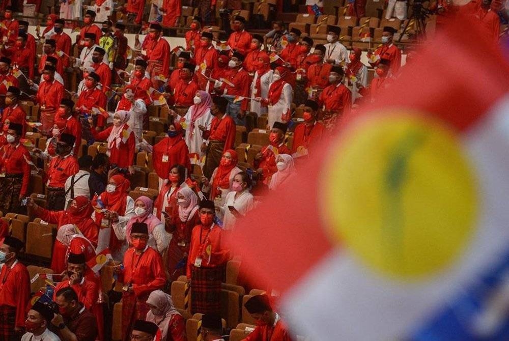 UMNO yang sudah biasa menjadi dominan dalam kerajaan lalu agak sukar menyesuaikan diri sebagai second fiddle kepada parti lain.- Foto hiasan