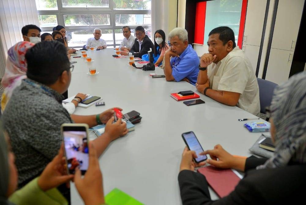 William bersama Fahmi Fadzil mengadakan kunjungan bertemu Hussamuddin dan pengarang-pengarang media di bawah Group Sinar Karangkraf di Shah Alam pada Isnin.