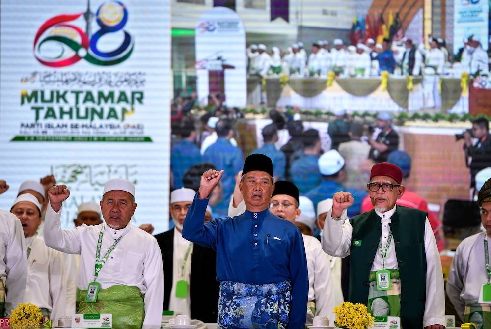 Abdul Hadi (kanan) bersama Muhyiddin (tengah) dan Tuan Ibrahim (kiri) ketika hadir pada Muktamar Tahunan PAS Ke-68 di Kompleks PAS Kedah pada 3 September lalu.
-- fotoBERNAMA (2022) HAK CIPTA TERPELIHARA