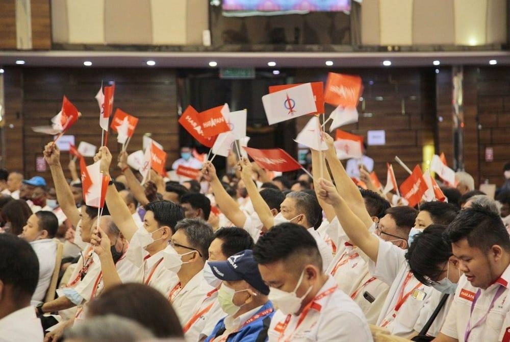 Walaupun dikenali antara parti politik yang mempunyai wakil rakyat paling setia pada parti, DAP tetap mengambil keputusan membuat pindaan perlembagaan.