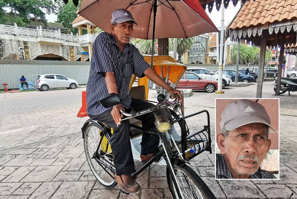 Kassim menjadi pengayuh beca sejak 40 tahun lalu. Gambar kecil: Kassim