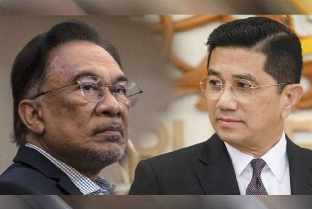 Anwar (kiri) dan Mohamed Azmin