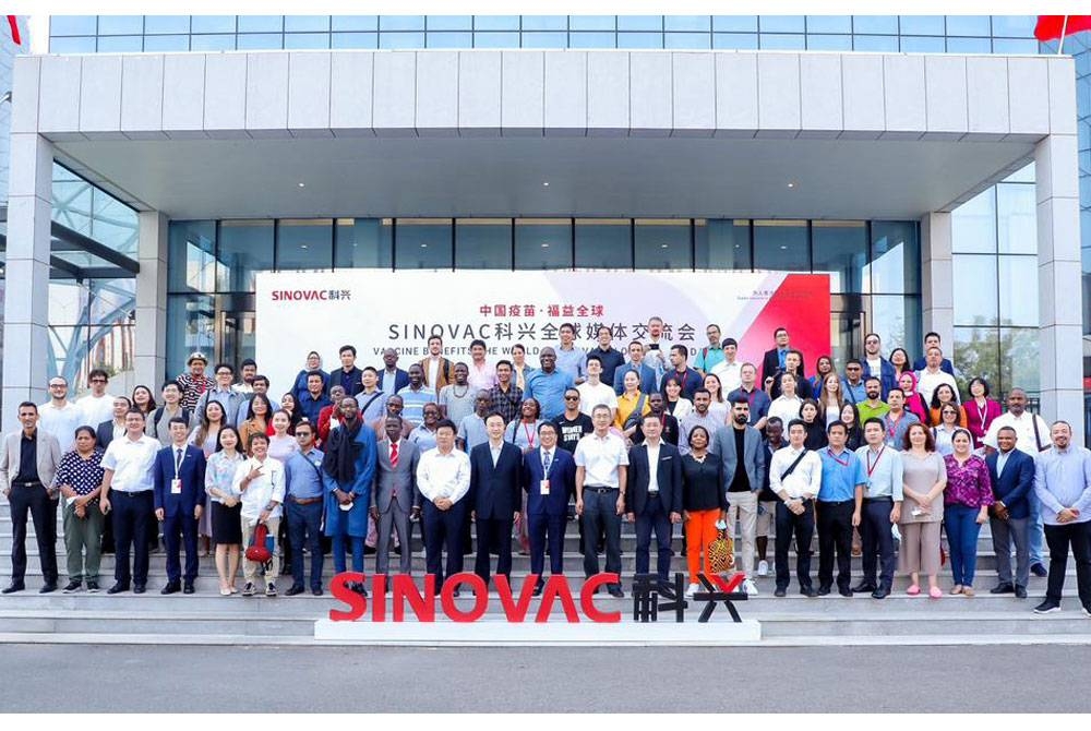 Sinovac Global Media Day yang dihadiri 84 wartawan dari 63 negara yang diadakan di ibu pejabat vaksin Sinovac, Daxing, Beijing.