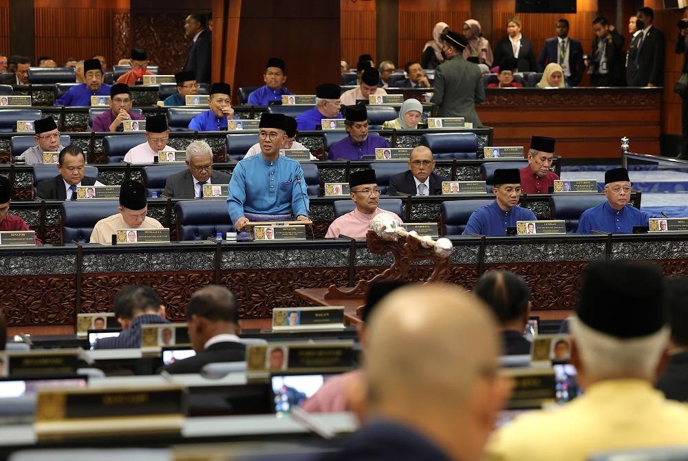 Tengku Zafrul membentangkan Bajet 2023 di Dewan Rakyat pada Jumaat. - Foto Bernama