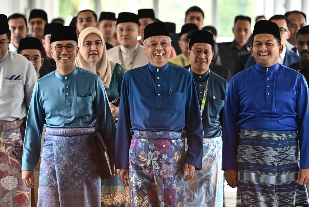 Tengku Zafrul mengiringi Ismail Sabri ketika hadir ke Parlimen pada Jumaat bagi membentangkan Bajet 2023.