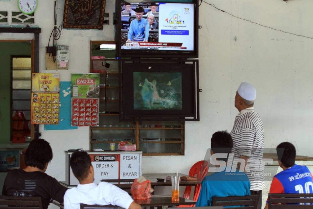 Orang ramai mengikuti pembentangan Bajet 2023 oleh Menteri Kewangan, Tengku Datuk Seri Zafrul Tengku Abdul Aziz pada Jumaat.