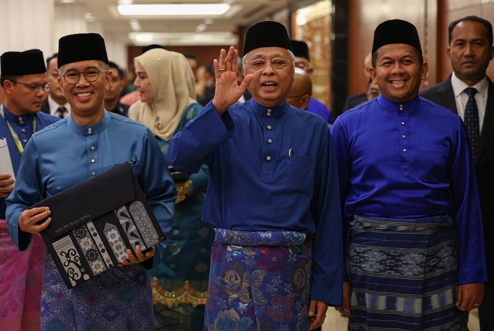 Ismail Sabri (tengah) bersama Menteri Kewangan, Tengku Datuk Seri Zafrul Abdul Aziz (kiri) dan Timbalan Menteri Kewangan 1, Datuk Mohd Shahar Abdullah (dua, kanan) ketika hadir bagi pembentangan Bajet 2023 di Bangunan Parlimen pada Jumaat. - Foto Bernama