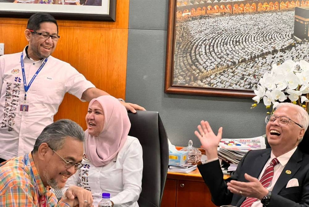 Gambar ini yang dirakam sejurus selepas pengumuman pembubaran Parlimen menceritakan segala-galanya.