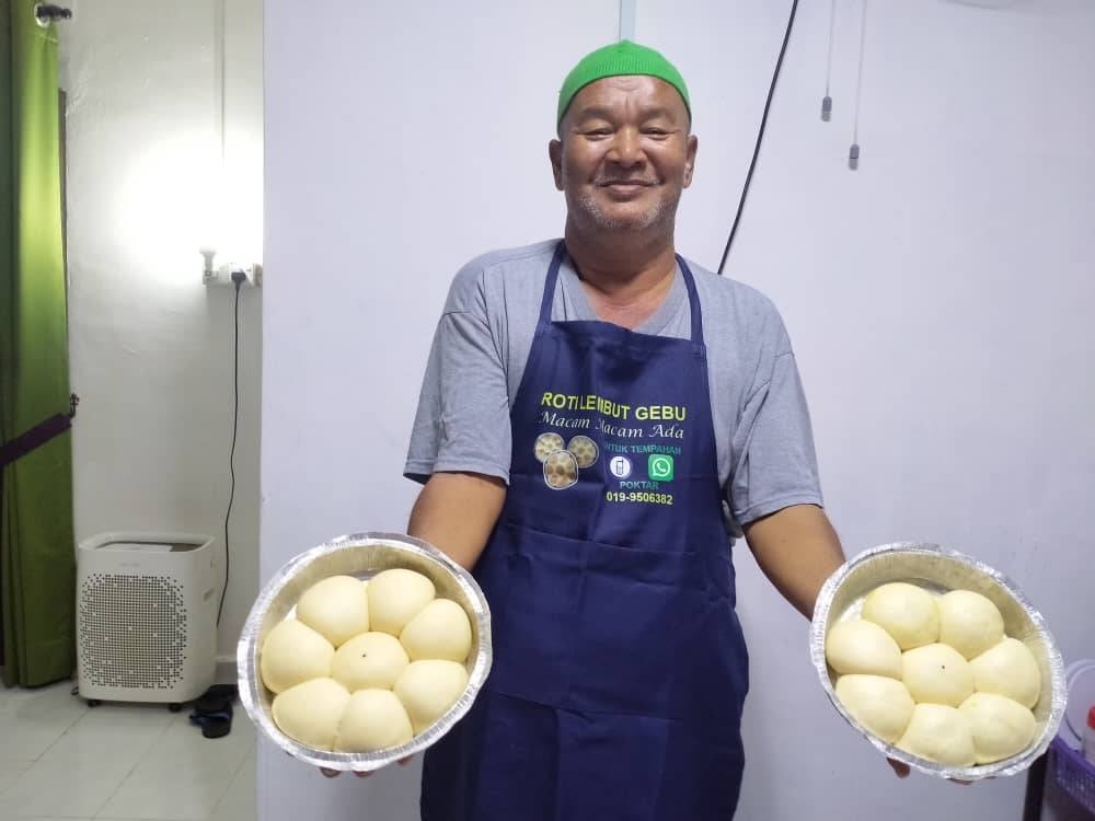 Mukhatar menunjukkan roti paung yang siap dibentuk dan menunggu masa untuk dibakar.