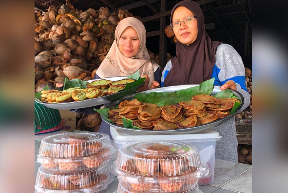 Syatini (kiri) dan Syatila menunjukkan kuih akok yang diusahakan di Kampung Semat Jal, Tumpat.