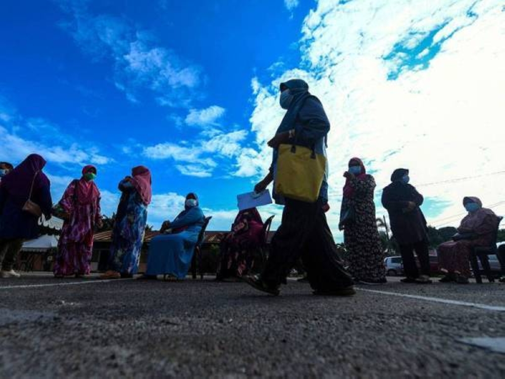 Pengundi adalah raja pada hari mengundi kerana undi kita akan mencorakkan masa depan negara. - Gambar hiasan