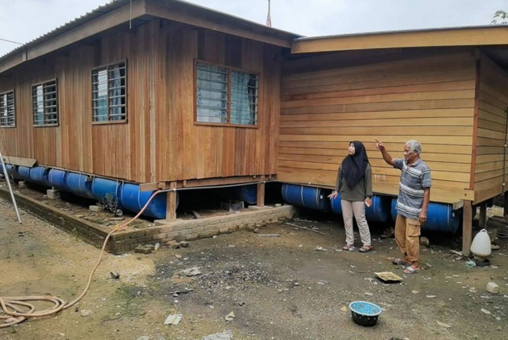 Seorang warga emas di Kampung Tebak, Kemaman menunjukkan rumah terapung yang dibina sebagai persiapan menghadapi banjir.