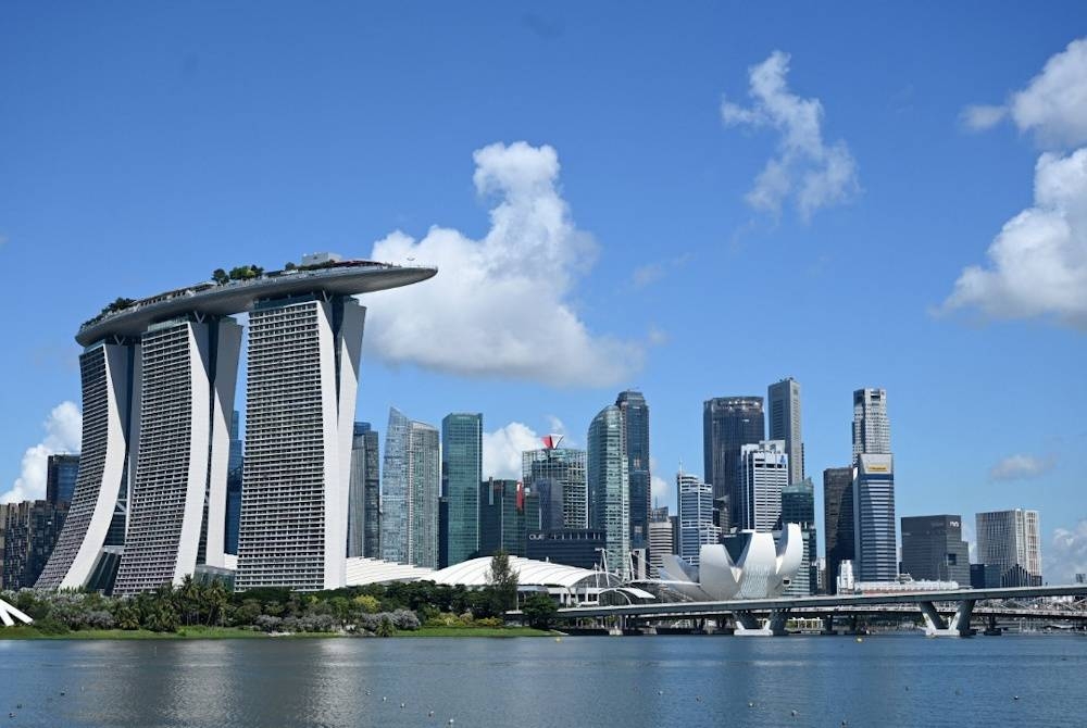 Ekonomi Singapura diramal berkembang sehingga empat peratus tahun ini. - Foto AFP