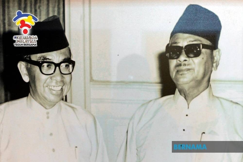 Perdana Menteri pertama, Tunku Abdul Rahman (kanan) bersama Tun Abdul Razak yang merupakan Timbalan Perdana Menteri yang dilantik bagi membantu menjalankan tugas-tugas tadbir negara ketika di awal kemerdekaan negara. - Foto Bernama