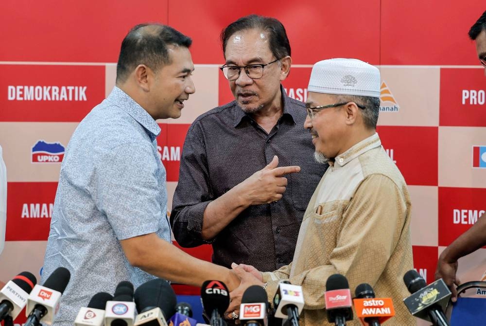 Anwar (tengah) bersama Timbalan Presiden PKR Rafizi Ramli (kiri) dan ahli Pakatan Harapan Nik Omar Nik Abdul Aziz ketika hadir pada sidang media di Ibu Pejabat PKR. - Foto Bernama