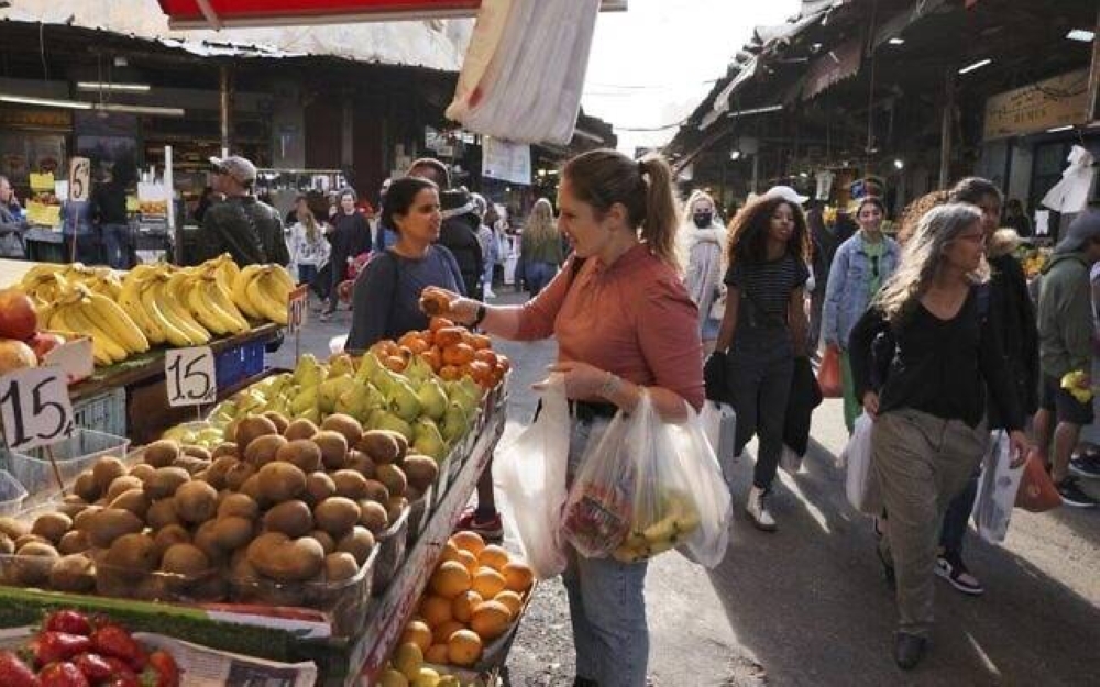 Ramai penduduk Israel mengelak beli barangan yang mahal. - Foto AFP 