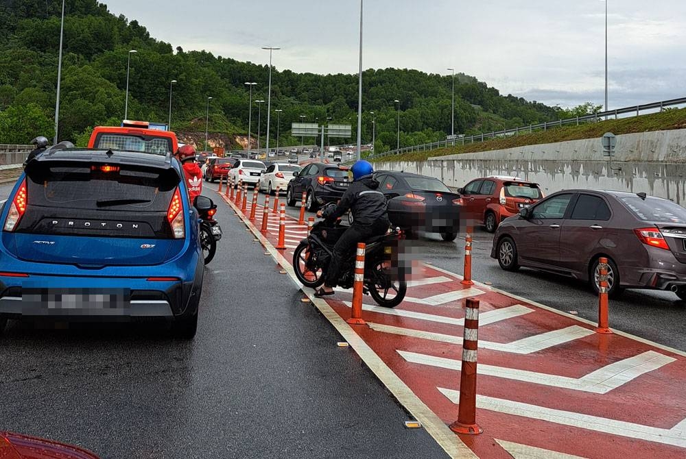 Kesesakan menjadi lebih teruk apabila terdapat kenderaan rosak di laluan satu lorong menghala ke Puncak Alam.