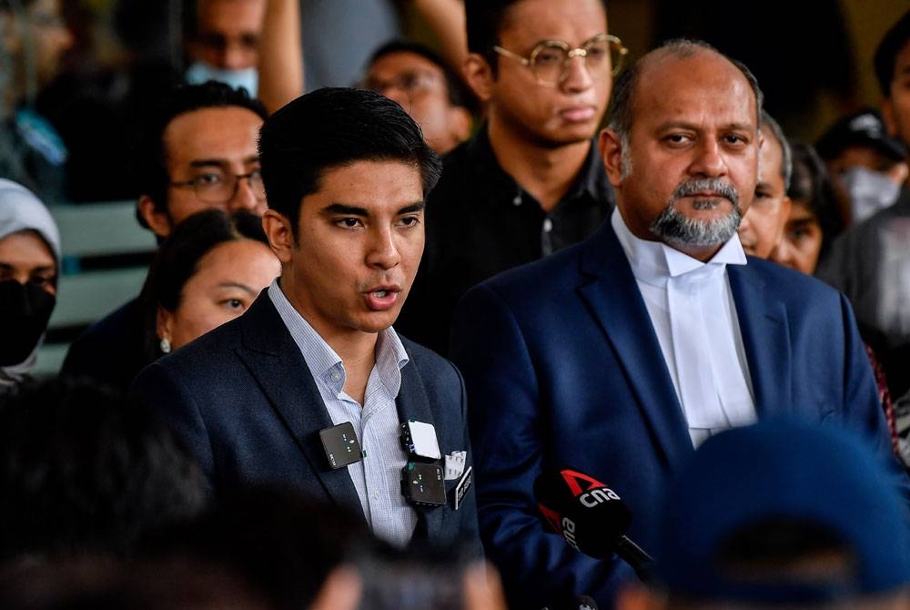 Syed Saddiq pada sidang akhbar selepas keluar dari Kompleks Mahkamah Kuala Lumpur pada Jumaat.