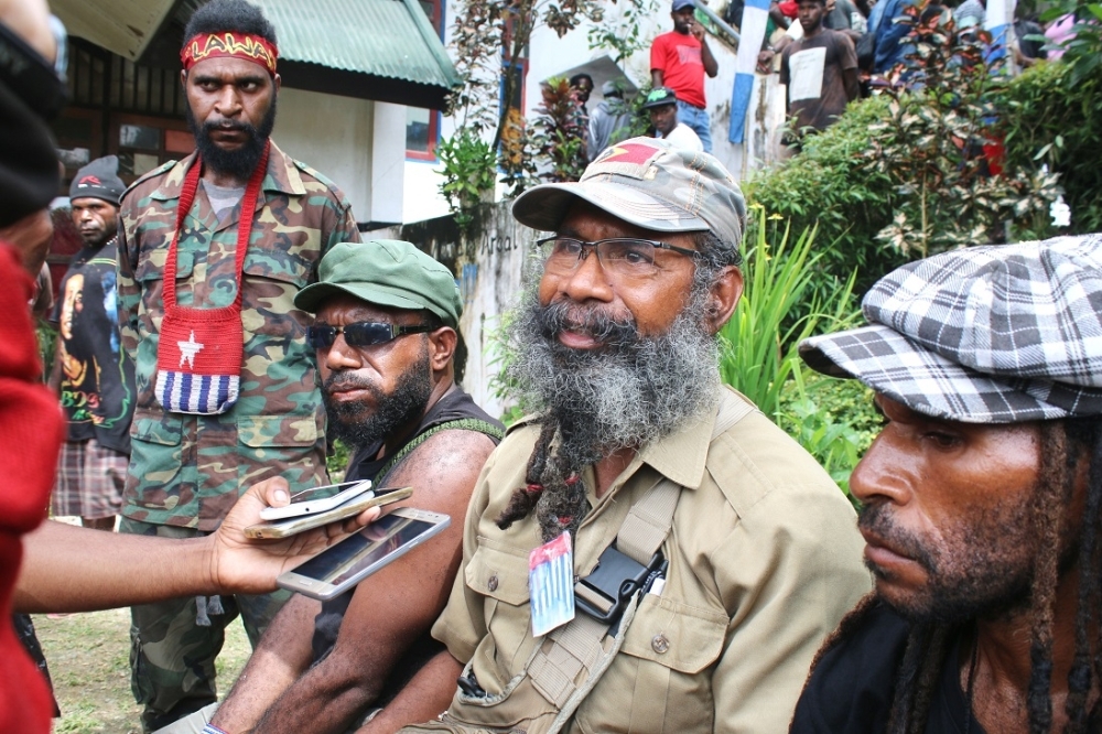 Filep Karma (dua dari kanan) ditemui meninggal dunia di pantai Base-G di Jayapura pada Selasa lalu.