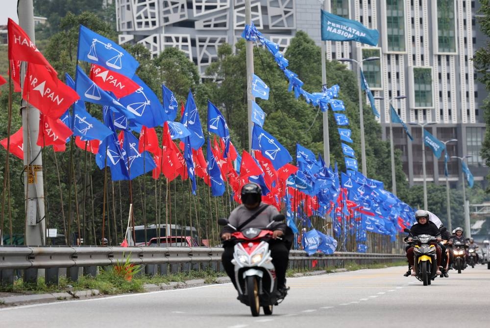 Perang bendera menjelang Pilihan Raya Umum ke-15 (PRU15) telah bermula apabila deretan bendera parti yang bertanding mula dipasang di sekitar Jalan Gombak, pada Jumaat. - Foto Bernama
