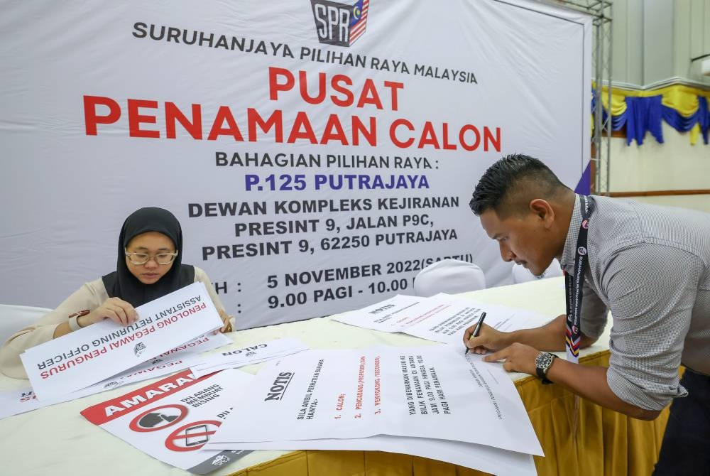 Petugas SPR melakukan persiapan di Pusat Penamaan Calon Parlimen P.125 Putrajaya menjelang penamaan calon bagi Pilihan Raya Umum ke-15 (PRU-15. - Foto Bernama