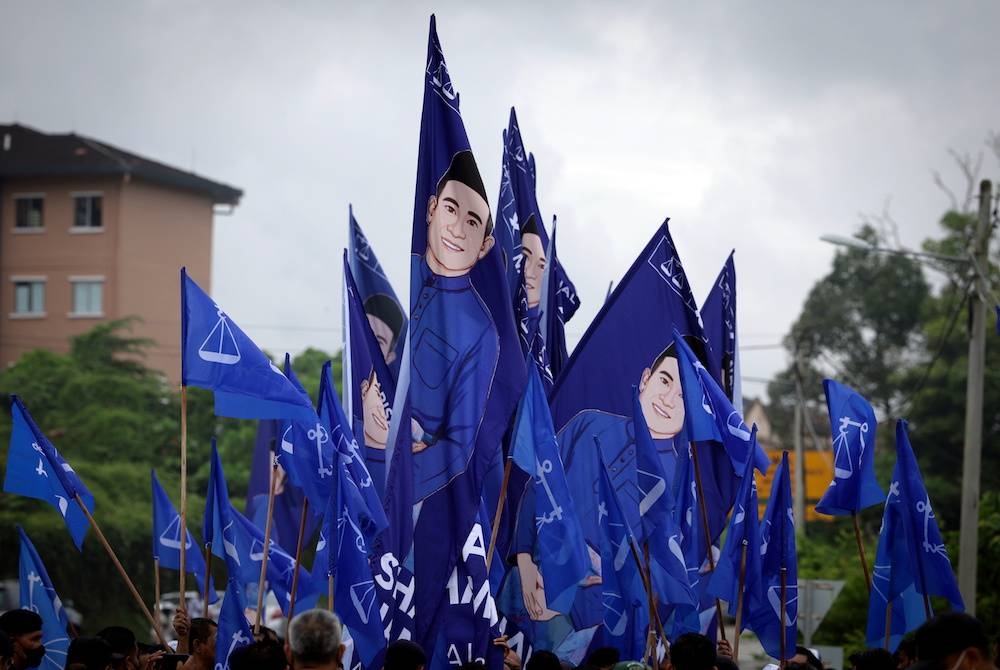 Bendera BN dan gambar calon BN bagi Parlimen P135 Alor Gajah, Shahril Sufian Hamdan dikibarkan di pintu masuk kampus bagi memeriahkan lagi suasana di Pusat Penamaan Calon PRU15 di Dewan Taming Sari UiTM Lendu pada Sabtu.