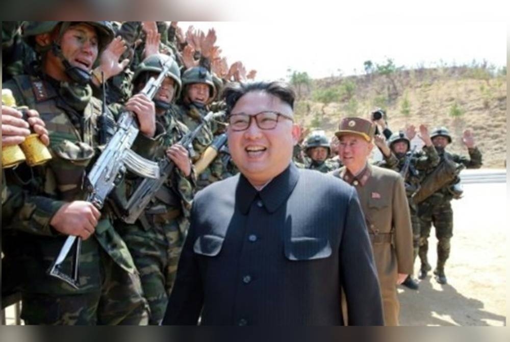 Kim Jong-un (depan) menjadi pemimpin Korea Utara menggantikan bapanya pada tahun 2011. - Foto AFP