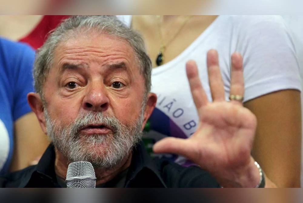 Lula kehilangan jari kelingking ketika berusia 19 tahun dalam insiden kemalangan di tempat kerja.