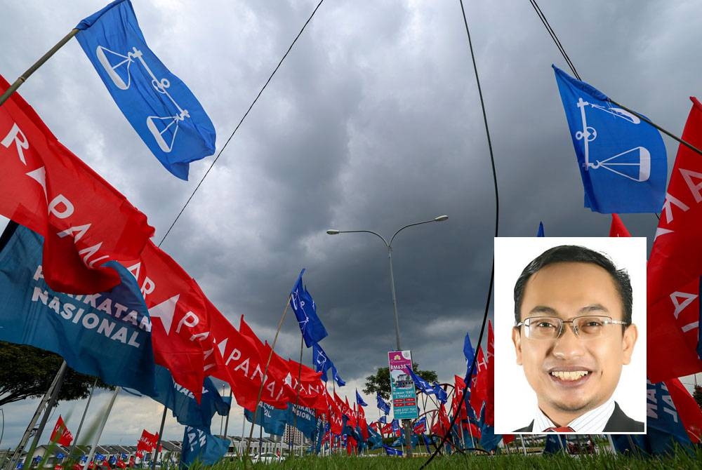 Perang bendera pelbagai parti yang bertanding bagi Parlimen Sungai Buloh menjelang PRU15 telah bermula sejak hari penamaan calon pada 5 November apabila deretan bendera dilihat menghiasi kawasan di sekitar Taman Saujana Utama ketika tinjauan sempena PRU15 pada Selasa. - FOTO: BERNAMA, gambar kecil: Mohamed Tawfik