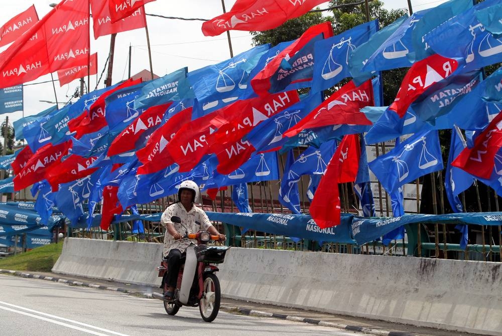 Deretan bendera parti politik menghiasi jalan sempena PRU15. - Foto Bernama