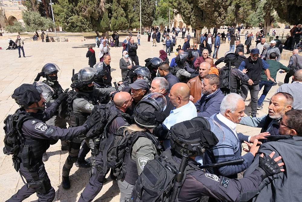 Penduduk Palestin yang membantah tindakan biadab pelampau Yahudi mencemari kesucian al-Aqsa bertempur dengan polis Israel.