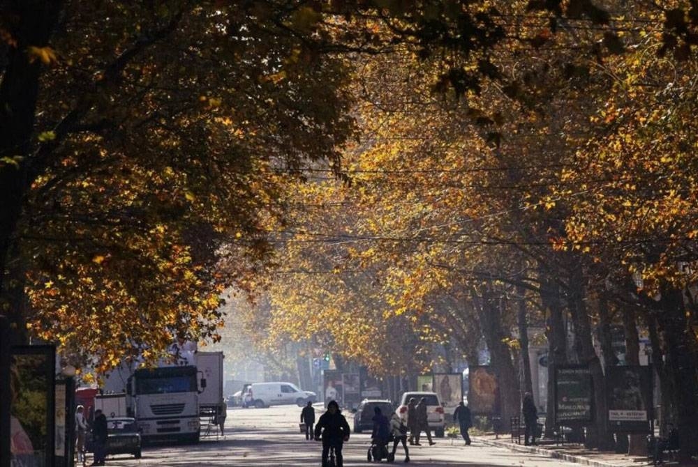 Penduduk di Mykolaiv berasa ragu tentera Rusia benar-benar berundur dari Kherson. - Foto AFP