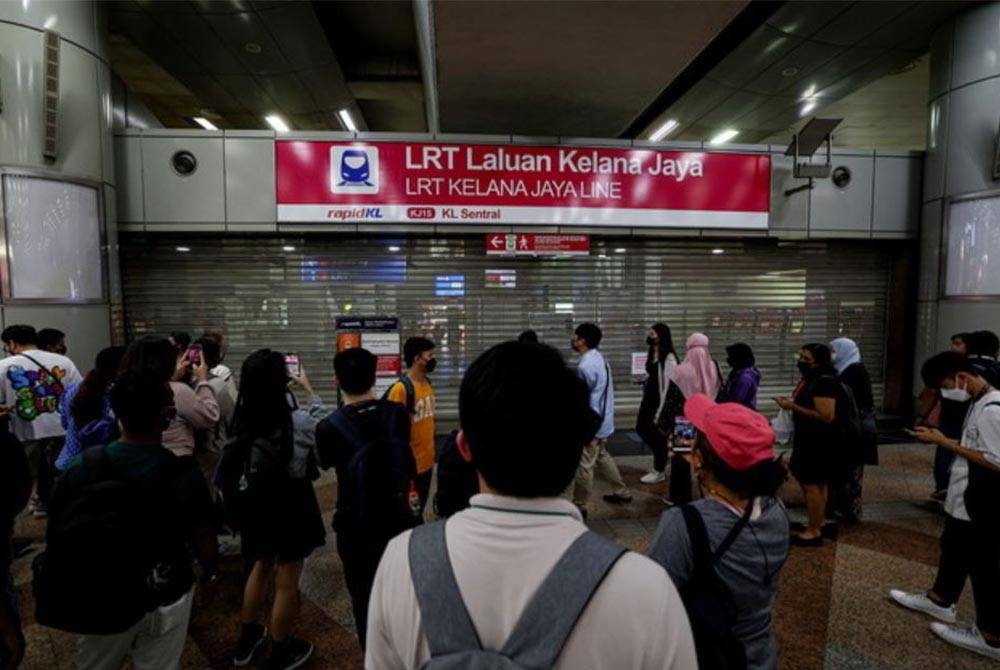 Pengguna LRT terkandas di Stesen Kuala Lumpur Sentral selepas perkhidmatan LRT di antara laluan stesen Kelana Jaya dan KLCC dilaporkan mengalami masalah teknikal. - Foto Bernama